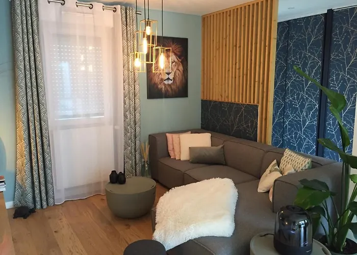 Agreable Maison Neuve Centre-madeleine * אנז'ה